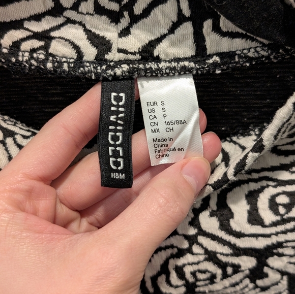 H&M Divided Size S Black & White Cropped Mock Turtleneck Top - Picture 3 of 6